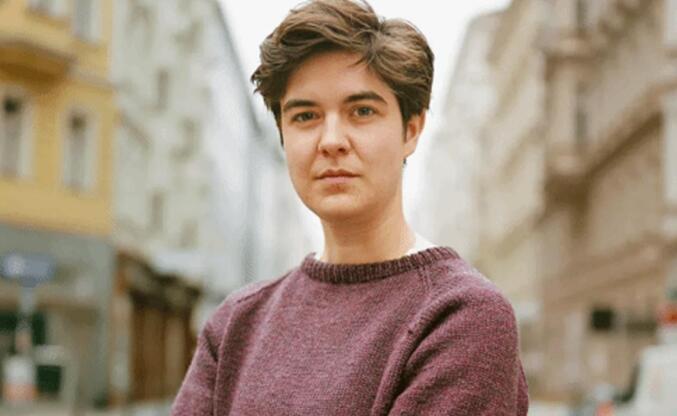 女子继承千万遗产 想找50个人帮花