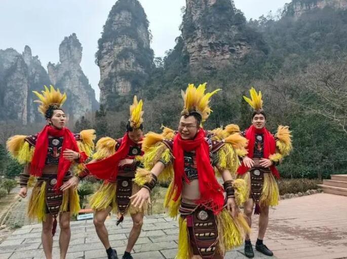 文旅局长变身茅古斯跳科目三