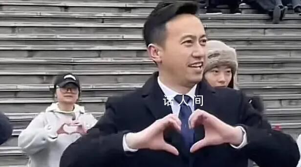 镇长跳《爱你》笑得嘴角压不住 看表情是自己真心想跳的