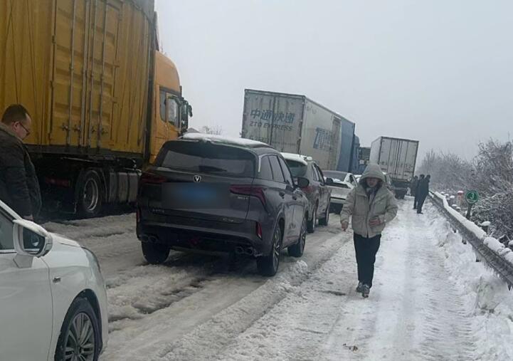 困在湖北高速的返乡人吃光了年货