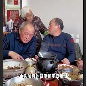 三兄弟新年聚餐 93岁母亲操碎了心