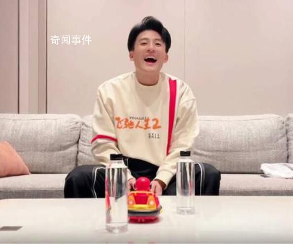 这次刘显德没坐副驾 甚至没坐车里