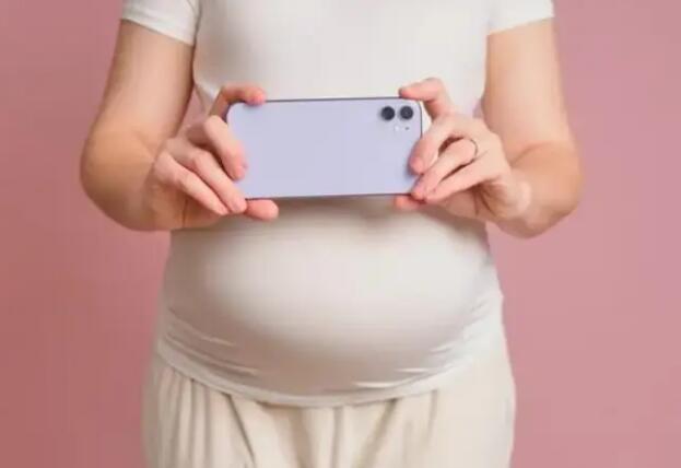 独生女举报62岁父亲代孕生儿子