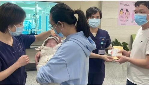 出生仅9两的宝宝奇迹出院