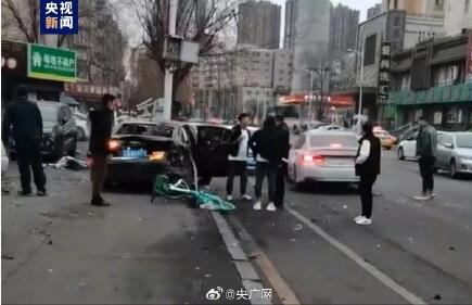 沈阳一轿车冲入人行道致3死2伤
