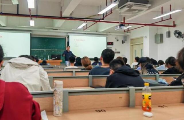 男子26岁任大学副教授