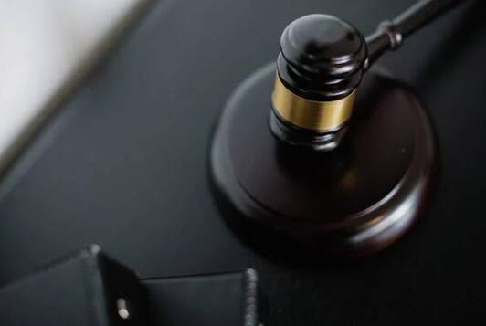 女子举报遭生父性侵后 被劝顾念亲情：已被批捕，案由是涉嫌强奸罪