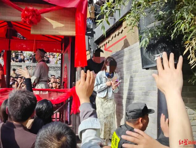 已婚男子找王婆说媒 妻子:将离婚 