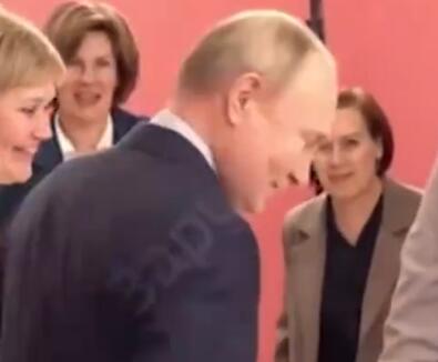 官员误坐总统座位 普京:谁坐谁买单