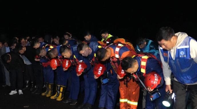 救人殉职副镇长被发现时右手高举