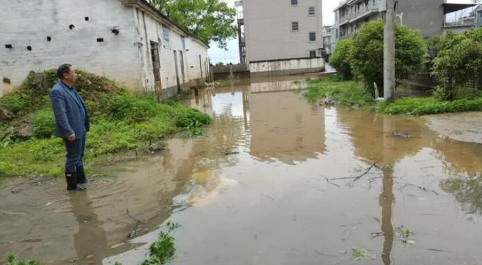 救人殉职副镇长被发现时右手高举