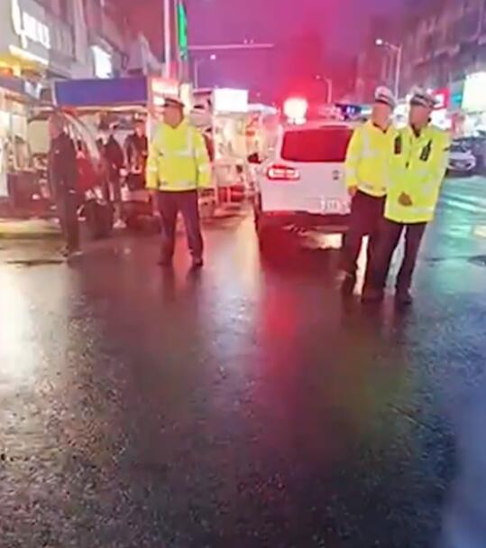 安徽一补习班起火 有人悬挂外墙逃生