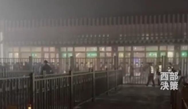 普陀山数万游客滞留 有人喊要上厕所