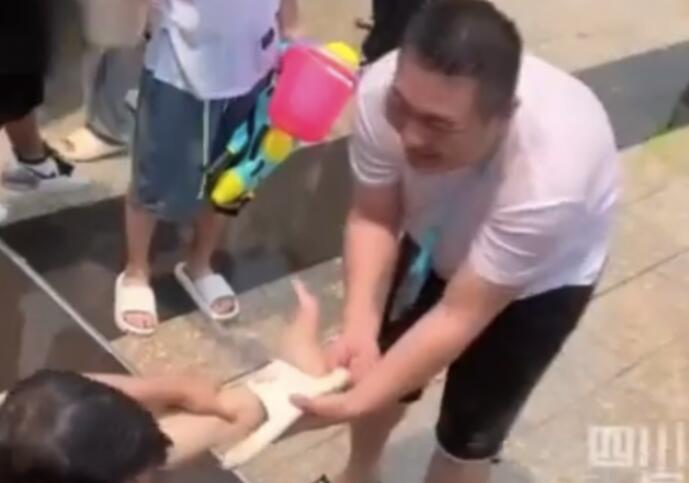 云南泼水节现场到处都在拔拖鞋