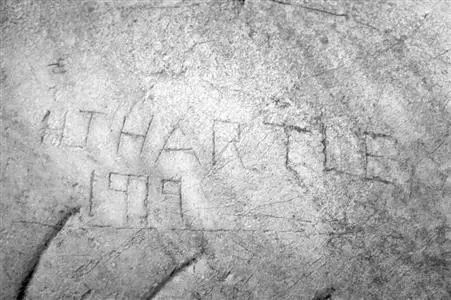 南京明孝陵神功圣德碑上现英文涂鸦 这两处刻字是1919年时外国游客留下来的