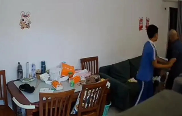 女子被公公扇耳光后下跪 妇联介入调查