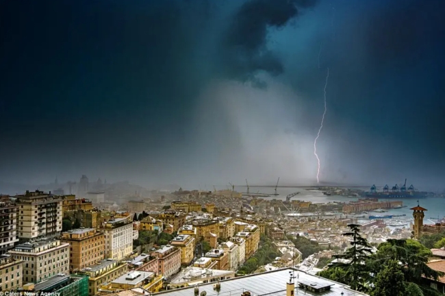 迪拜暴雨过后像“外星人入侵” 当地交通遭罕见大雨重创！