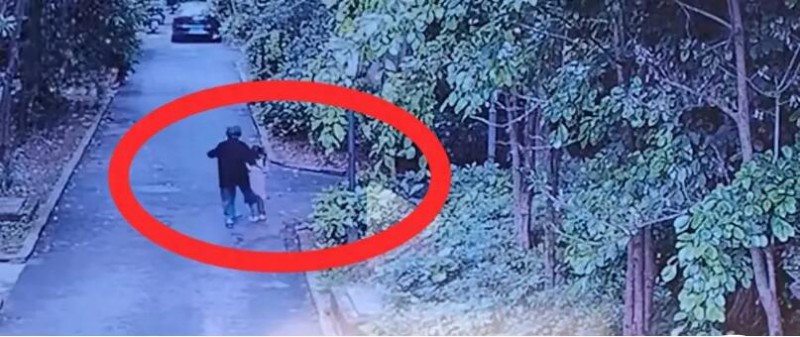 两女孩小区内玩耍遭陌生老太踢打，具体怎么回事？