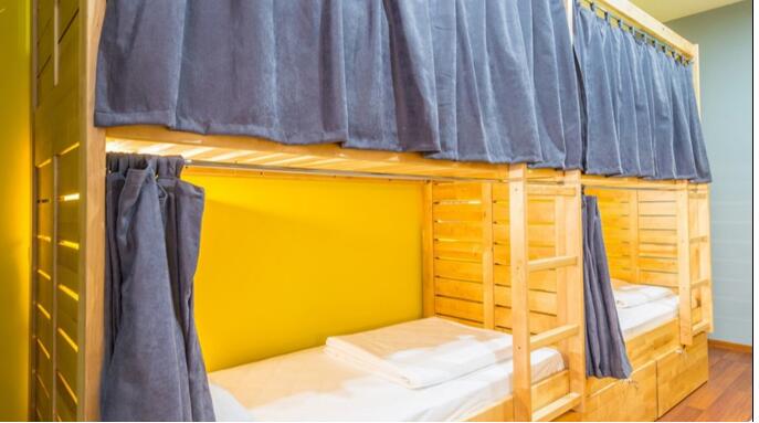 多地高校禁止学生挂床帘