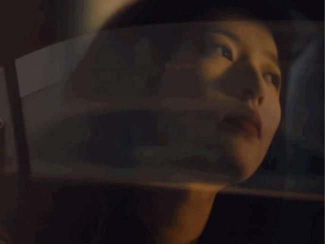 周雨彤车窗镜头硬控我30秒 封神级魅力展现