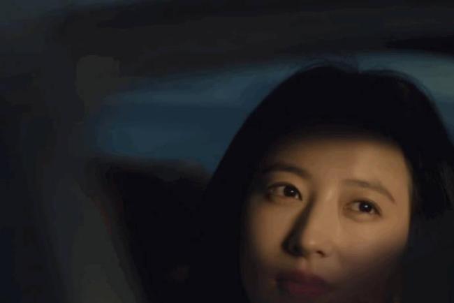 周雨彤车窗镜头硬控我30秒 封神级魅力展现