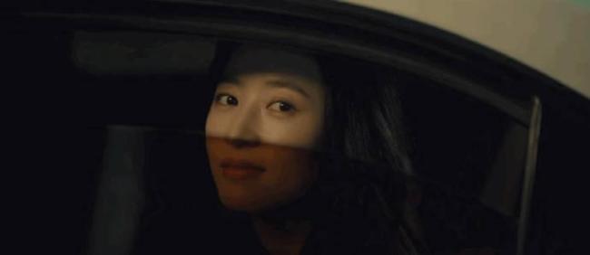 周雨彤车窗镜头硬控我30秒 封神级魅力展现
