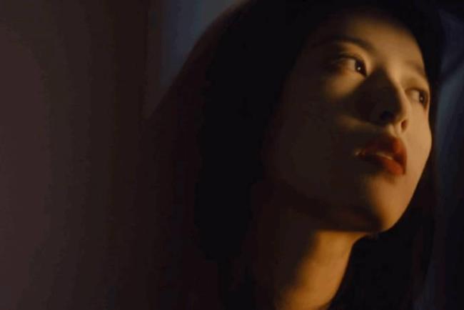 周雨彤车窗镜头硬控我30秒 封神级魅力展现