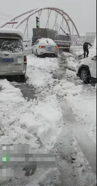 内蒙古突降大雪 送娃半路接停课通知