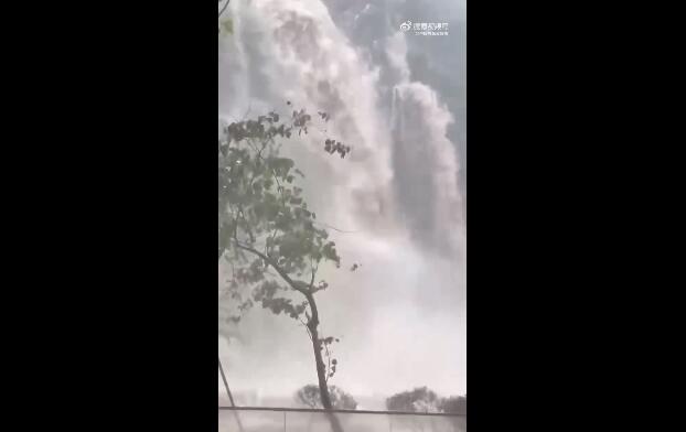 珠海暴雨 医院后山下出巨大瀑布