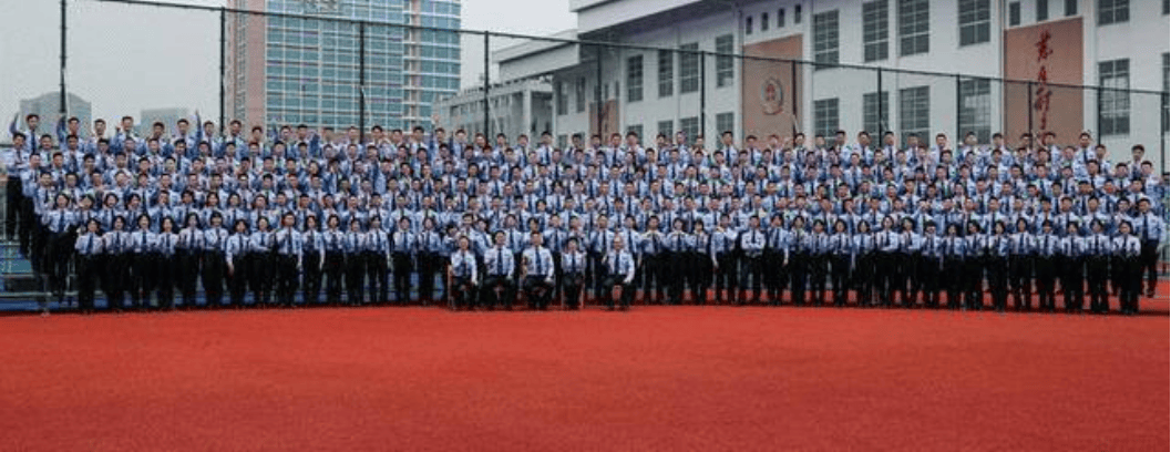 浙江警察学院毕业合影压迫感爆棚 网友：有被帅到