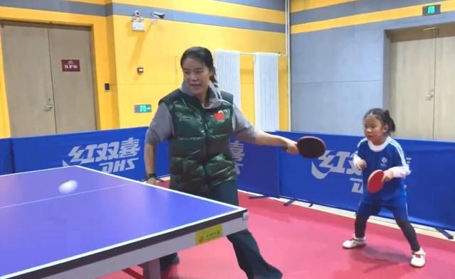 3-0横扫王楠女儿！国乒又一8岁天才横空出世 小魔王邓亚萍接班人