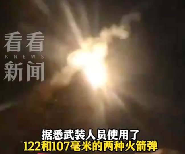巴勒斯坦武装&ldquo;手搓&rdquo;火箭弹：两人戴白手操作，多枚火箭弹整齐摆桌上