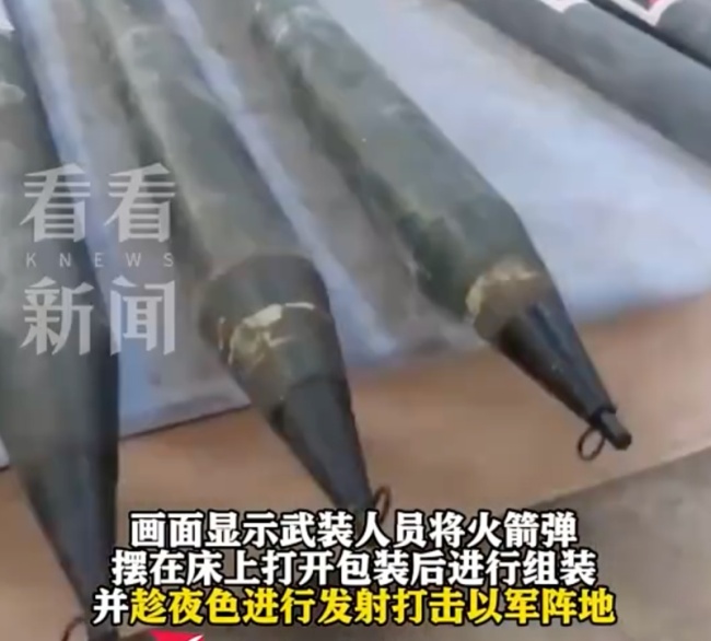 巴勒斯坦武装&ldquo;手搓&rdquo;火箭弹：两人戴白手操作，多枚火箭弹整齐摆桌上