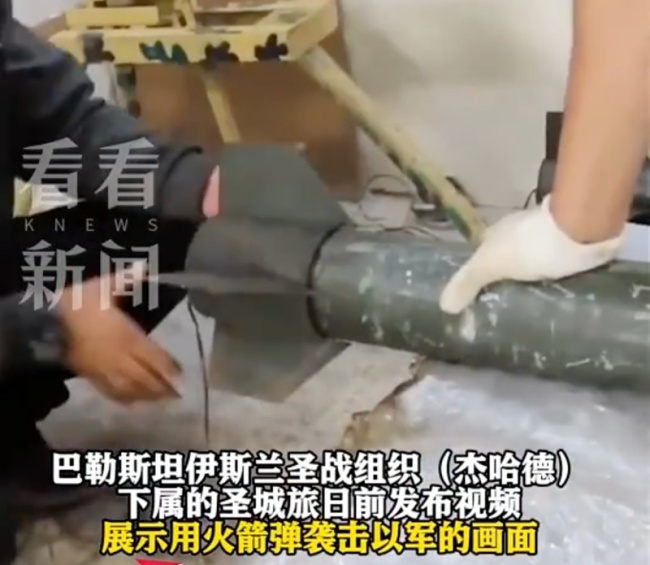 巴勒斯坦武装&ldquo;手搓&rdquo;火箭弹：两人戴白手操作，多枚火箭弹整齐摆桌上