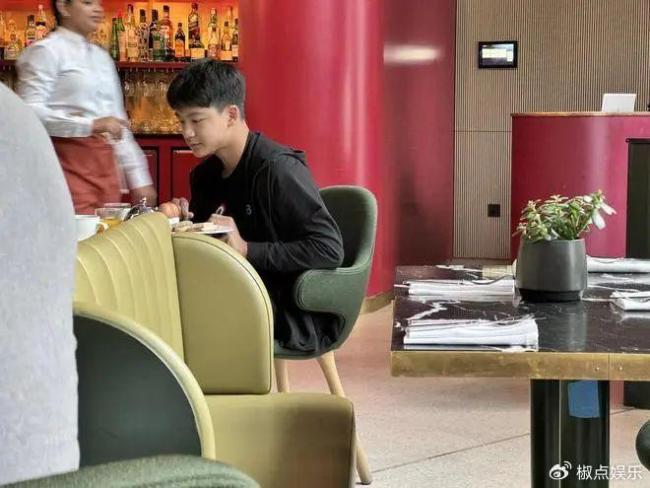 网友英国偶遇田亮一家 温馨游学惹人羡