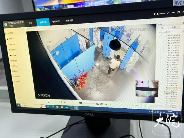 女子在亲子更衣室淋浴后发现摄像头