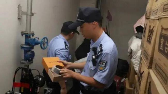 老赖欠330万法院强执发现满屋白酒珠宝 地下车库惊现酒山珠宝