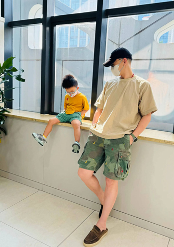 朱丹晒周一围与儿子合照 父子俩摆同款插兜姿势