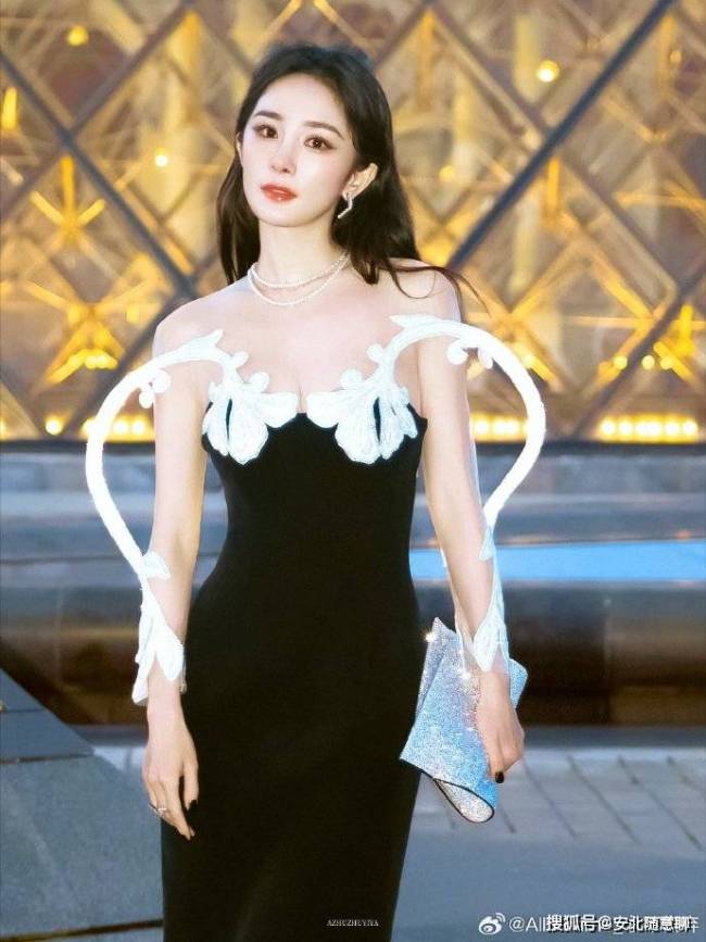杨幂藤蔓高定黑裙 巴黎时装周惊艳亮相