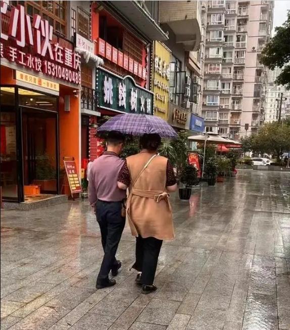 重庆断崖式降温后市民乱穿衣