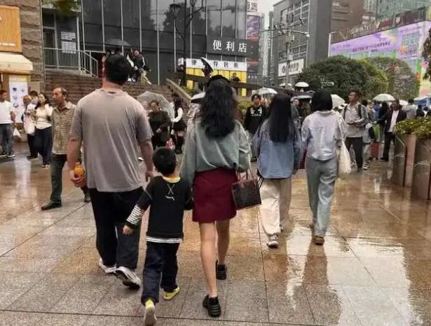 重庆断崖式降温后市民乱穿衣