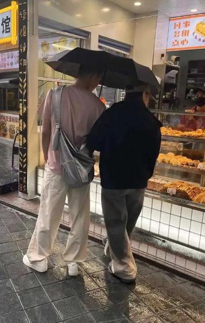 重庆断崖式降温后市民乱穿衣