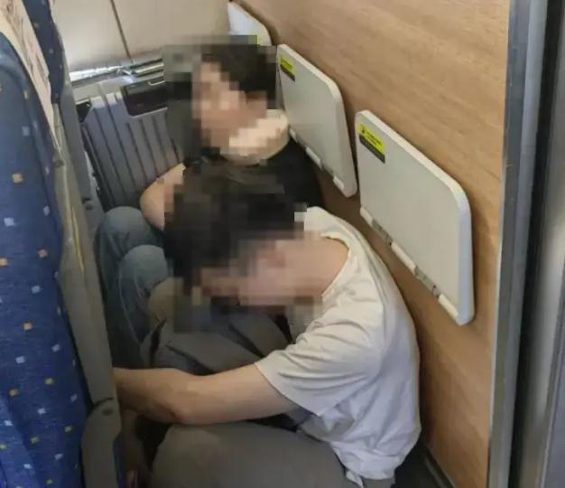国庆高铁上这两个年轻人被&ldquo;曝光&rdquo;