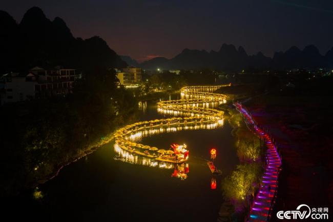 广西桂林：百米&ldquo;金龙&rdquo;夜游遇龙河