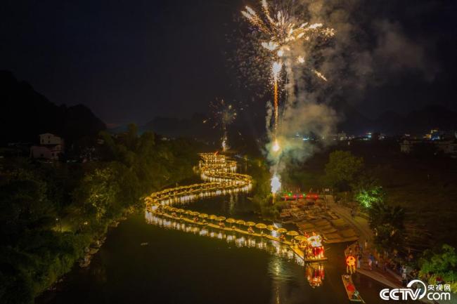 广西桂林：百米&ldquo;金龙&rdquo;夜游遇龙河