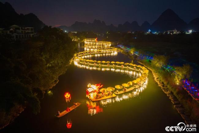 广西桂林：百米&ldquo;金龙&rdquo;夜游遇龙河