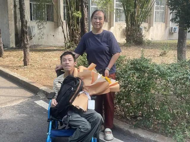 母亲回应脑瘫少年成大学旁听生 梦想启航，共筑文学路