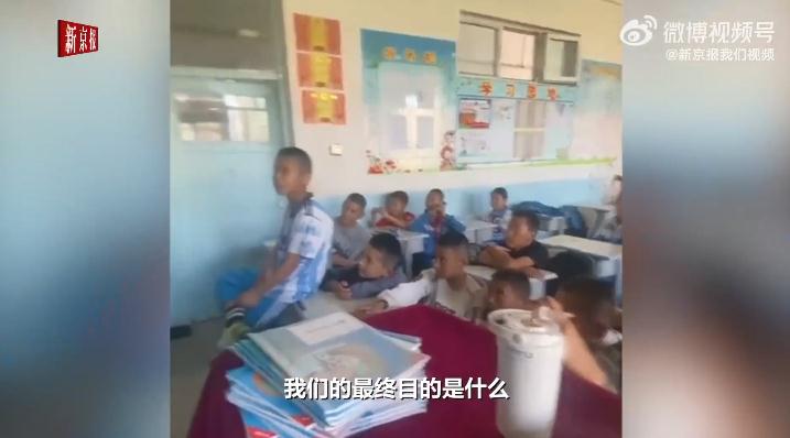 新疆足球少年走红:努力成为职业球员