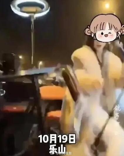 女主播深夜路边直播 拒绝搭讪后被撞