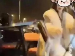 女主播深夜路边直播 拒绝搭讪后被撞：肇事男司机被行政拘留！（图）